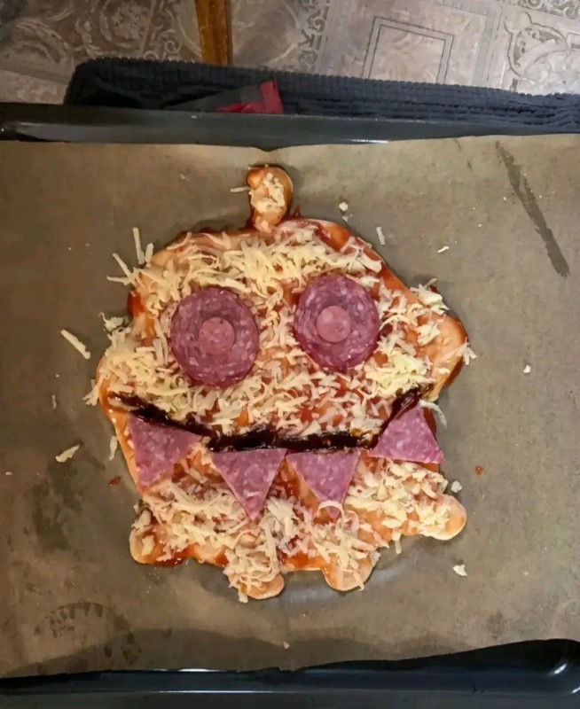 Создать мем: пицца с колбасой, пицца фруктовая, блюда
