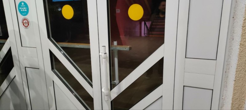 Create meme: contrasting door markings, yellow circle for the visually impaired on glass doors, contrasting marking of doors for the disabled