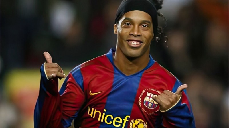 Create meme: Ronaldinho , soccer player Ronaldinho , football Ronaldinho 