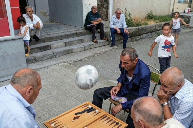 Create meme: Armenians play backgammon, playing backgammon, male 