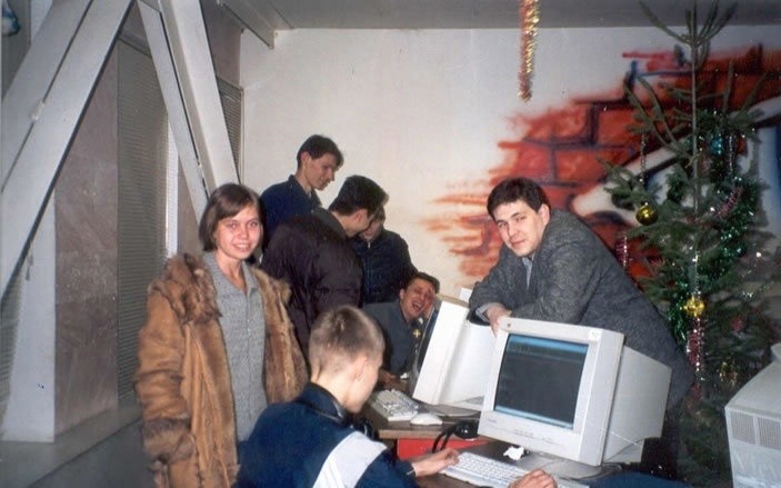 Создать мем: компьютеры в 90е, компьютерный клуб 2000, компьютерный клуб 90