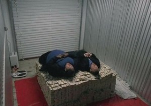 Создать мем: человек, спящие бомжи, во все тяжкие лежат на деньгах