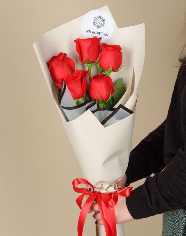 Создать мем: небольшой букет роз, букет из 5 красных роз, цветы букеты