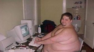 Создать мем: толстый геймер, геймер жирный, жирный мужик за компьютером