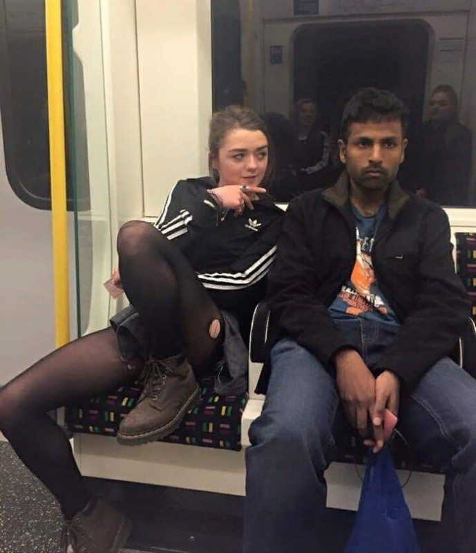 Создать мем: софи тернер и мэйси уильямс в метро, ноги, фотографии знаменитостей