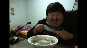 Создать мем: кореец ест и смеется, толстый кореец, жирный кореец