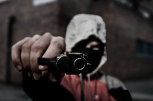 Создать мем: банда в масках с оружием, стиль бандит, картинка парень в маске с пистолетом