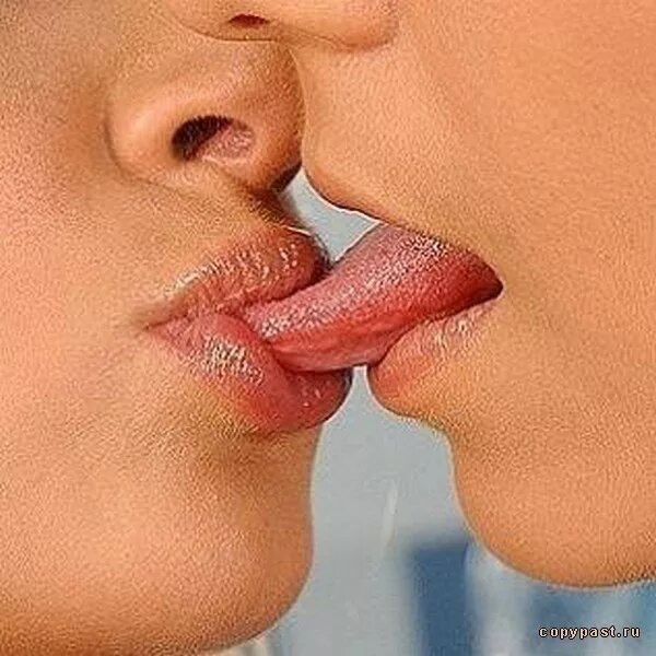 Создать мем: поцелуи с языком, облизывает губы, поцелуй с язычком