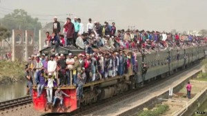 Создать мем: поезд в индии с людьми, бангладеш поезд, бангладеш