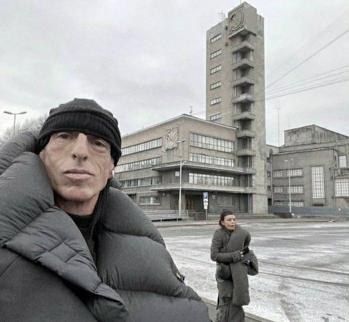 Создать мем: бомж, здание кировского райсовета спб, зимняя куртка оверсайз 2023