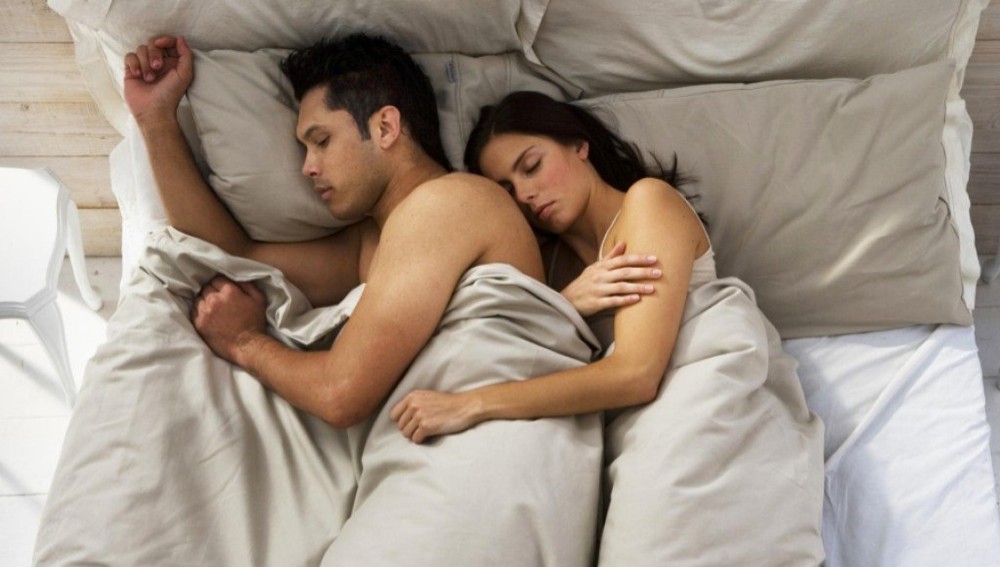 Возле спящей жены. Муж и жена спят вместе. Спать в обнимку Мем. Стикер сон в обнимку.