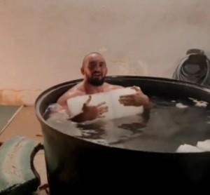 Создать мем: человек, the bathtub, купание