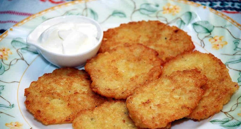 Create meme: potato pancakes in a frying pan, draniki with cheese, draniki with sour cream