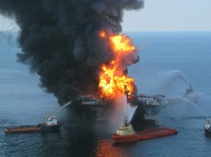 Создать мем: фильм про пожар на нефтяной платформе, техногенная катастрофа, нефтяная платформа deepwater horizon