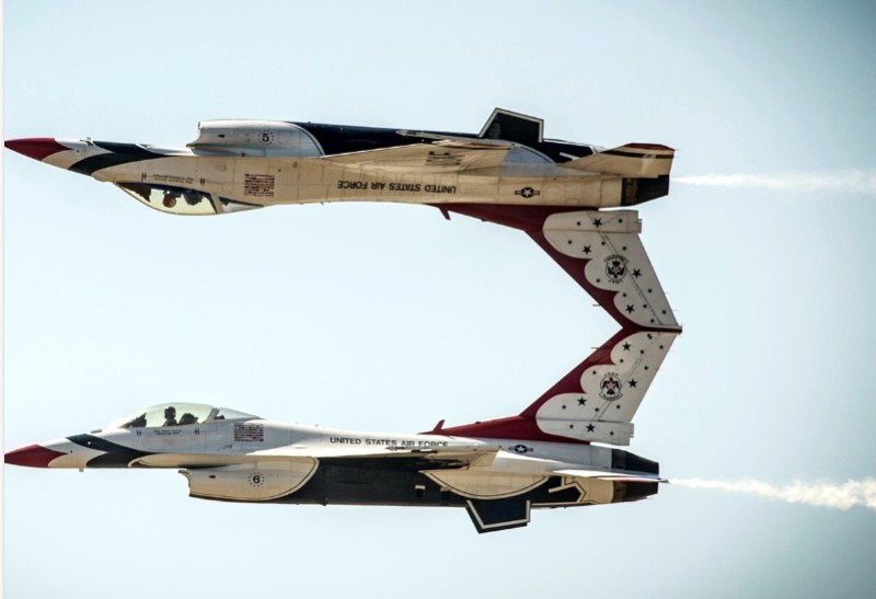 Create meme: f 16 fighting falcon, U.S. Air Force Aerobatic Team, american fighters