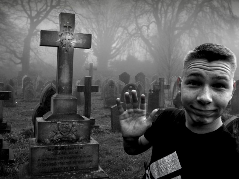 Создать мем: страшные истории на ночь свежая могила, парень, фотосессия на кладбище