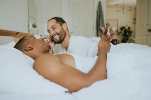 Создать мем: мужчины, однополые пары в кровати, гомосексуальные мужчины