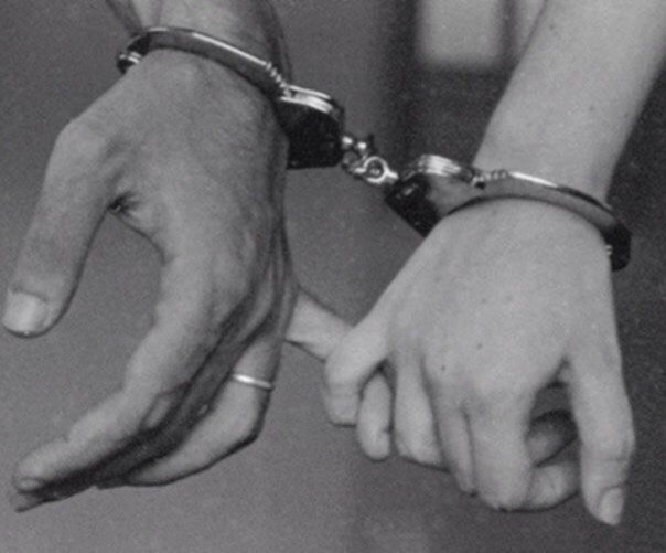 Создать мем: мужчина и женщина в наручниках, женские руки в наручниках, наручники