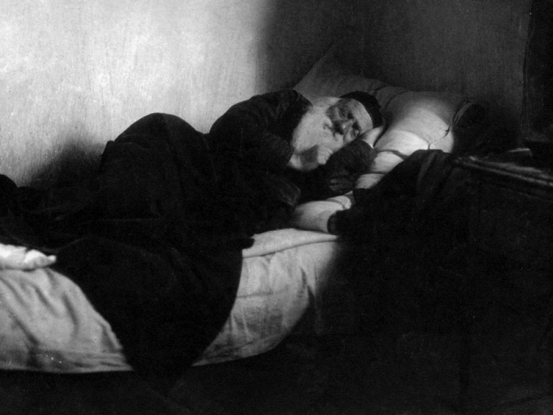 Создать мем: сон спящий 1937г, интерьер, человек