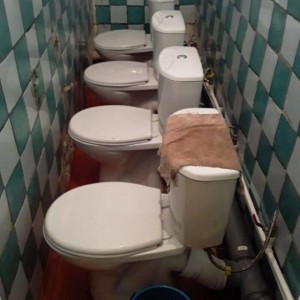 Создать мем: унитаз поперек туалета, туалет, школьный туалет в россии
