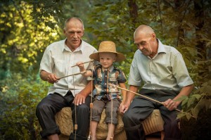 Создать мем: яндекс дзен стиль архетип, день дедушки, бабушка и дедушка с внуками в деревне