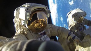 Создать мем: космонавты на мкс, космонавт, российские космонавты