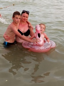 Создать мем: марина перепечкина, купание сестричек, человек на пляже