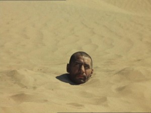 Создать мем: солнце пустыни, человек, белое солнце пустыни голова в песке