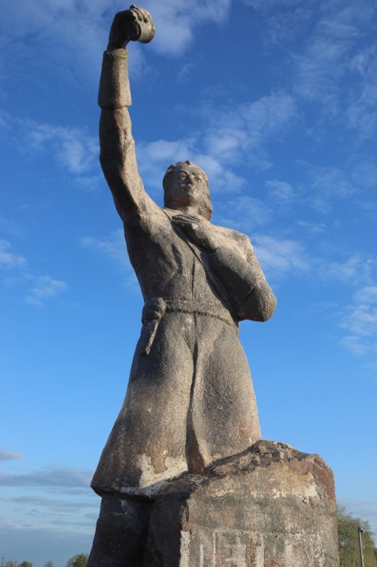 Создать мем: новый монумент в волгограде, статуя, памятник андрею дубенскому в красноярске