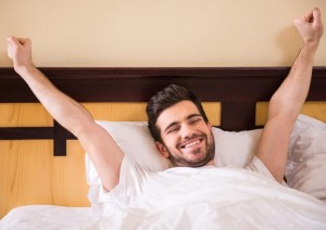 Создать мем: парень в постели, мужчина в постели, мужчина лежит на кровати