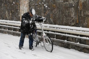 Создать мем: снег зима, снег в москве, велосипед зимой
