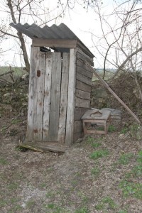 Создать мем: старый деревянный туалет, сельский туалет, деревенский туалет