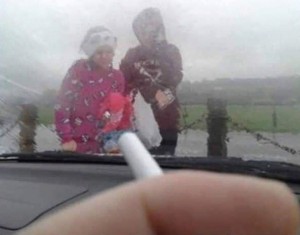 Создать мем: дорожные аварии, в машине, в англии запретили курить в машине с детьми