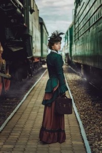Создать мем: фотосессия у поезда в ретро стиле, анна каренина фотосессия, стиль стимпанк в одежде железная дорогов