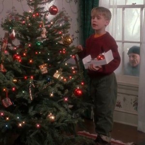 Создать мем: один дома рождество, елка один дома, кевин маккалистер возле елки