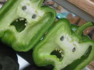 Создать мем: необычные овощи, болгарский перец эмоции, злой перец
