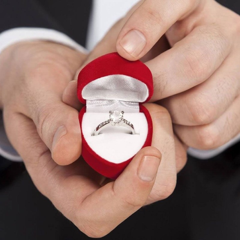 Создать мем: открывает кольцо для предложения, кольцо для предложения руки и сердца, подарил кольцо девушке
