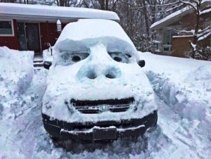 Создать мем: машина в снегу, автоприколы зима, машина в сугробе