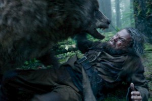 Создать мем: выживший фильм 2015 сцена с медведем, выживший фильм 2015 гризли, выживший ди каприо и медведь