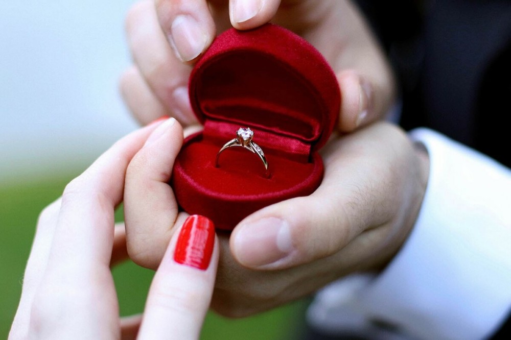 Create meme "gold ring in red box, ring for a marriage proposal, ring ...