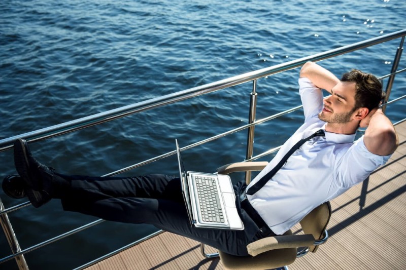 Создать мем: люди на яхте, бизнесмен на отдыхе, мужчина на яхте с ноутбуком