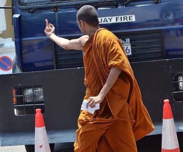 Создать мем: буддисты, ноги, буддийский монах