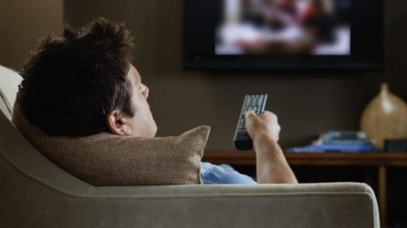 Создать мем: хроническая усталость, мужчина перед телевизором, человек перед телевизором