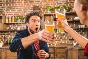 Создать мем: мужчина со стаканом пива, мужики выпивают, пивопитие