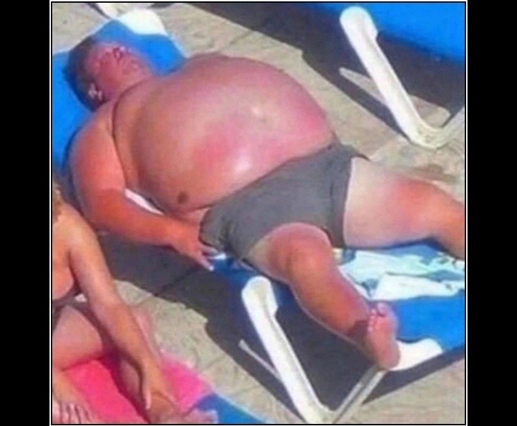 Создать мем: толстяк на пляже, четкие приколы, пузатый мужчина на море