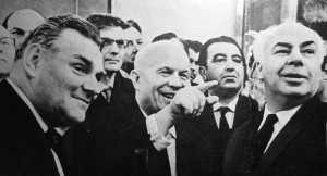 Создать мем: посещение хрущёвым выставки авангардистов, хрущев с отцом, никита хрущев на выставке в манеже, 1962 год.