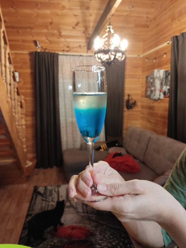 Create meme: cocktail with blue curacao and champagne, river cocktail, cocktail blue