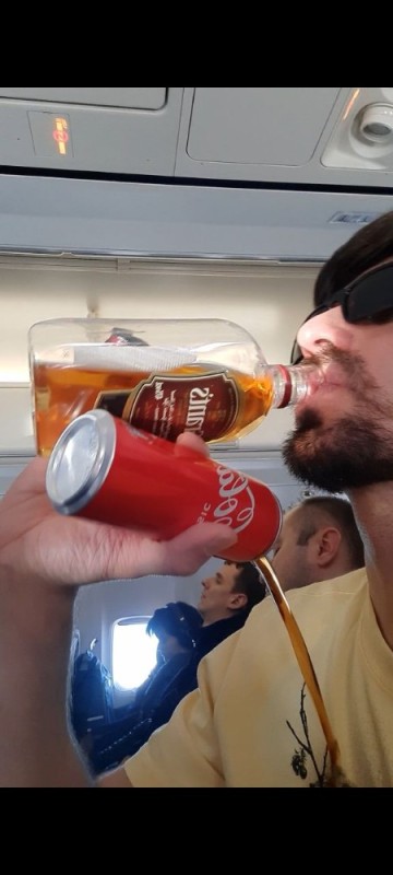 Создать мем: водитель пьет энергетик, алкоголь на борту emirates, российская туристка устроила пьяный дебош в самолёте