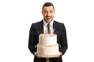 Создать мем: именинный торт, человек с тортом, мужчина с тортом в руках