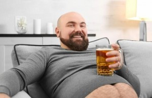 Создать мем: мужчина пьет пиво, мужчина с бородой и пивом, мужчина